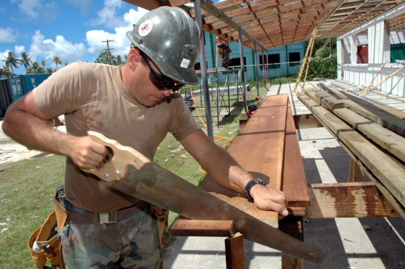 menuisier-LA MARTRE-min_worker_construction_building_carpenter_male_job_build_helmet-893290